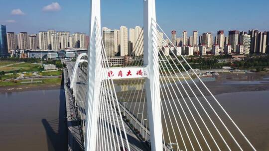陕西汉中龙岗大桥近景航拍右环绕
