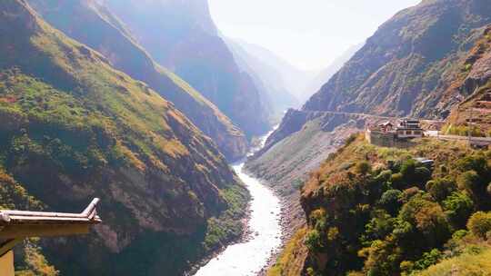 香格里拉虎跳峡金沙江大峡谷