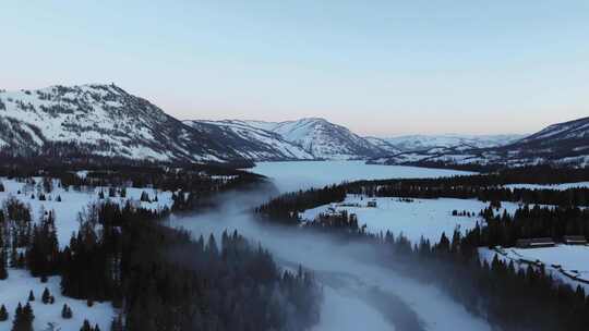 航拍新疆冬季喀纳斯河流晨雾雪山森林雪景