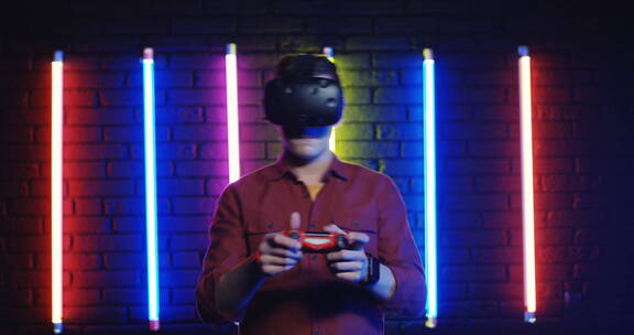 男人戴着虚拟现实的眼镜玩游戏