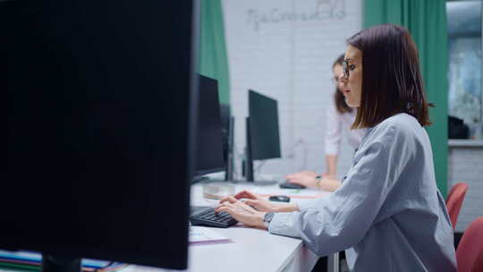 女会计师在办公室用电脑创建报告年轻的成年
