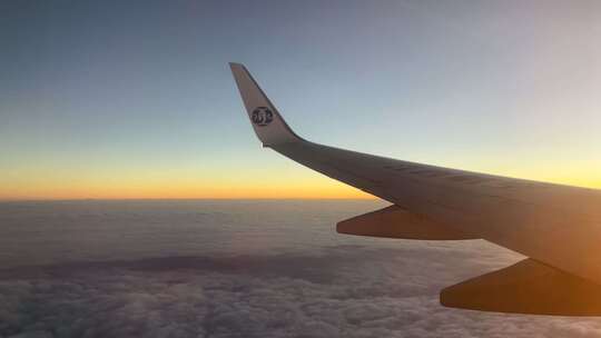 日落万米高空飞机窗内视角