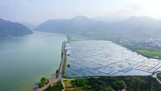 航拍河边光伏太阳能电池板