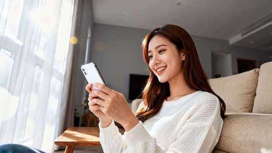 居家女性沙发上看手机