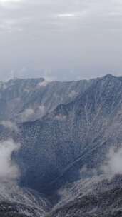 竖版航拍旅游景区梵净山大山深处雪景