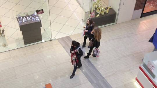 女人走进购物中心视频素材模板下载