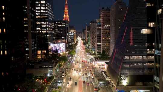 城市大道的夜景