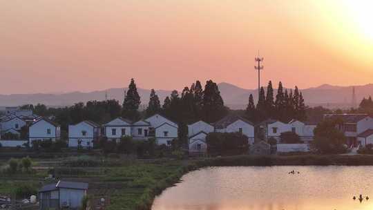 夕阳下的江南水乡村庄