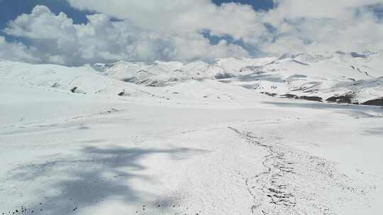 青海拉脊山蓝天白云雪山航拍视频