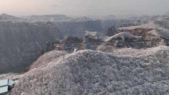 航拍焦作云台山峰林峡山脉冬季雾凇雪景