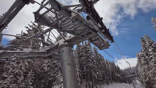 滑雪椅升降机在轨道上滑行视频素材模板下载