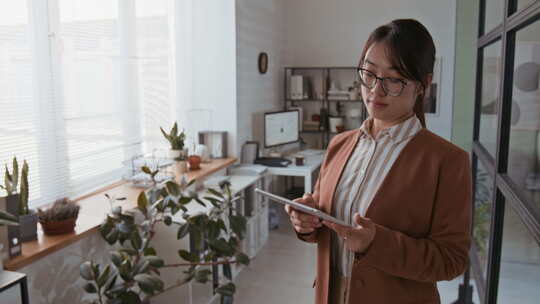 深思熟虑的中国女商人致力于平板电脑的新项