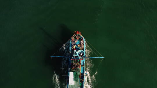 渔民船出海