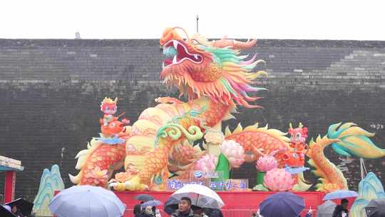 老东门古建筑前树枝发芽的景象