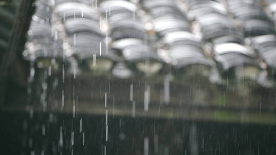 下雨青石板上的雨滴飞溅视频素材模板下载