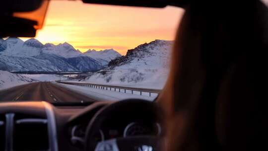 雪山公路上的驾车行驶视角