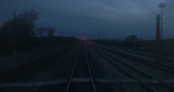 晚上离开铁路