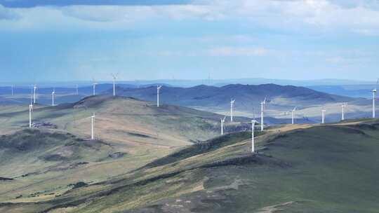 航拍内蒙古满洲里市草原上的风力放电机