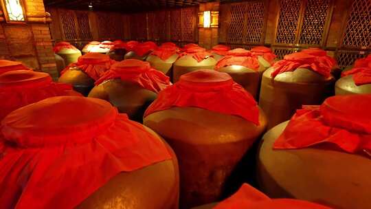 酒窖中盖红布的酒坛