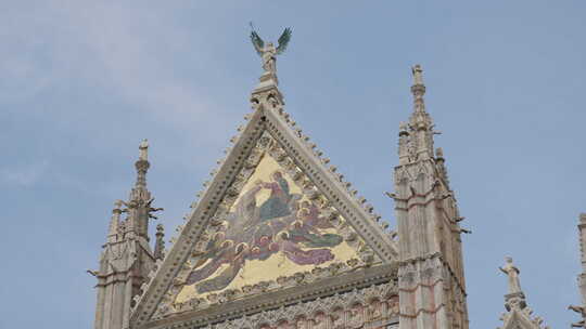 历史悠久的锡耶纳大教堂山顶，配有天使雕像