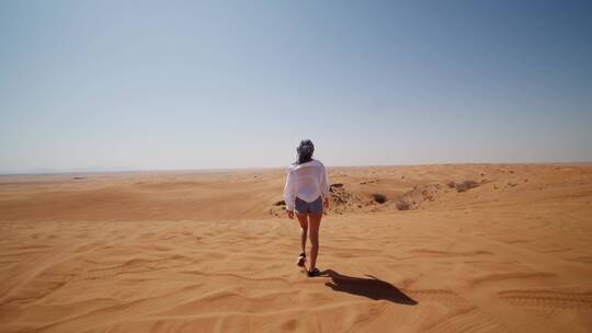 沙漠行走的女人