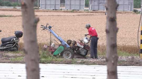 乡村农田农民拖拉机耕地加水视频素材模板下载