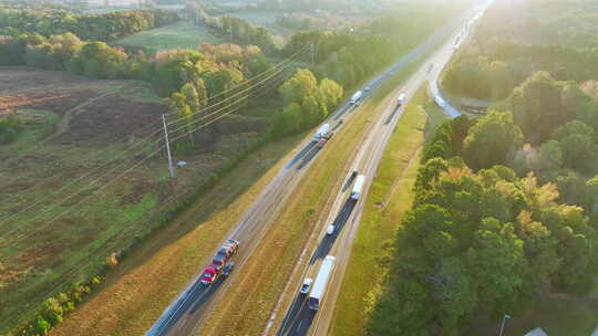 繁忙的美国高速公路鸟瞰图，汽车和卡车快速行驶视频素材模板下载