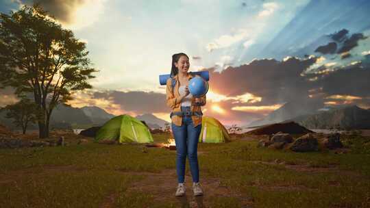 亚洲女性徒步旅行者在帐篷营地湖边举行世界