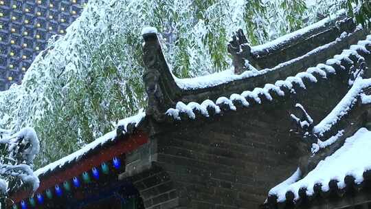 西安古建筑罔极寺大雪