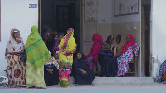 非洲医院门口等待看病的非洲人