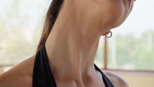女人做伸展颈部放松运动