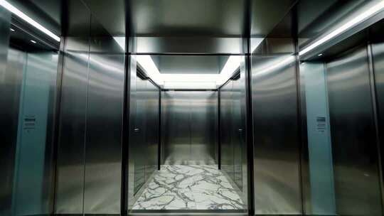 现代电梯内部全景