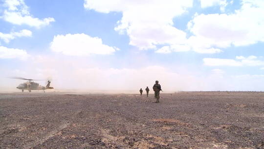 约旦特种部队士兵快速进入降落在地上的直升机