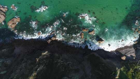 航拍海浪拍打海岸风景