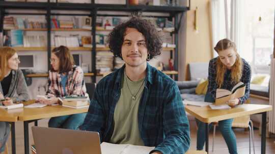 男学生的肖像男学生正在看相机一群学生学习