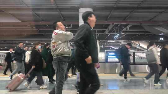 高铁站台流动的旅客