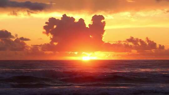 海上日出海浪翻滚大海夕阳海岸落日火烧云视频素材模板下载