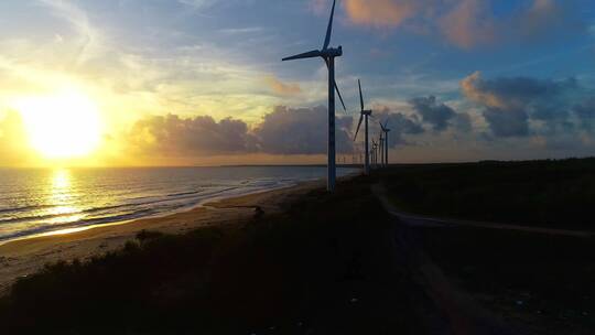 海岸线风力发电机组夕阳晚霞霞光映照海水1