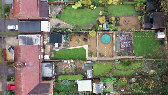 一个典型的英国住宅区的航拍镜头，展示了秋