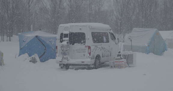 北方大雪纷飞的冬季