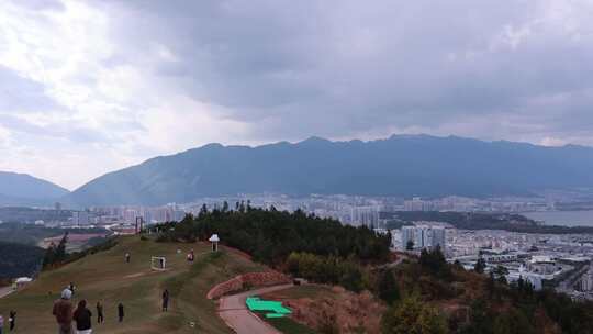 大理全景移动延时观景台俯瞰城市和山脉全景