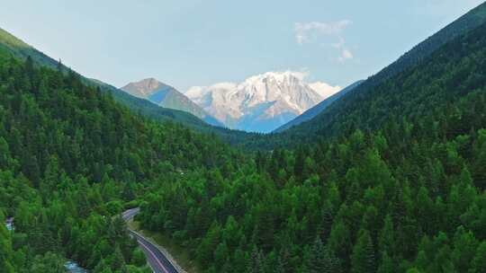 川西甘孜亚拉雪山日照金山航拍