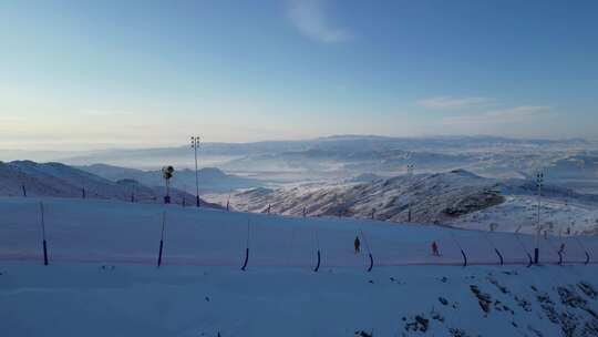 航拍新疆阿勒泰冬天滑雪场单板滑雪