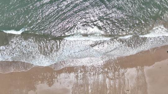 沙滩俯拍大海阴天大海俯视海滩海水海岸线