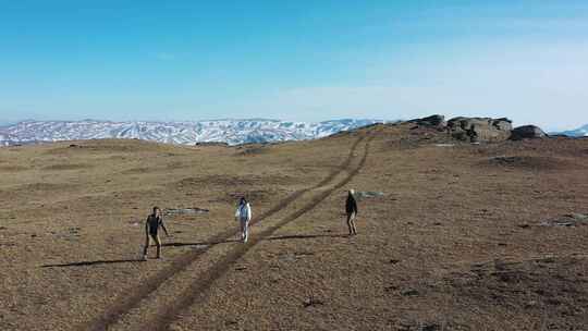 内蒙古红石崖下雪山