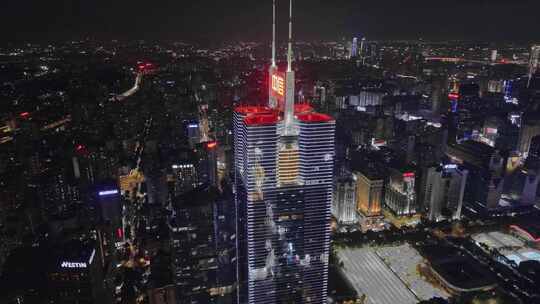 广州中信广场顶部高视角航拍夜景后拉镜头