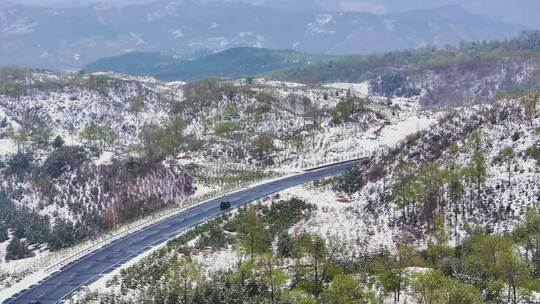 4k航拍车辆在雪中行驶