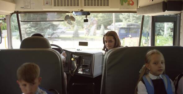 乘坐巴士的女学生