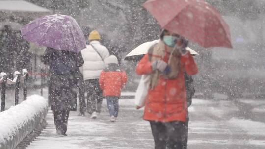 大雪天路上的行人