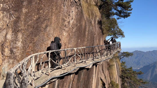 江西旅游三清山景区悬崖栈道上游客